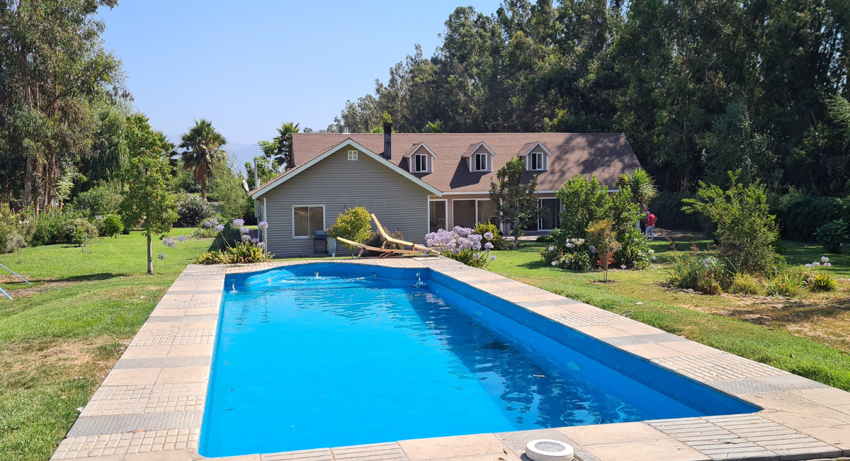 Piscina y jardín
